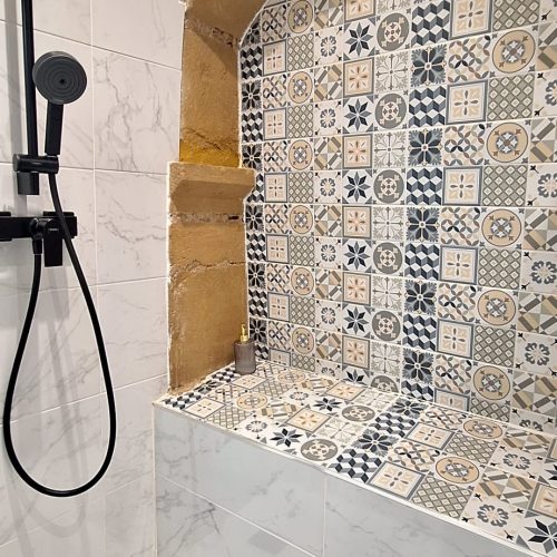 douche de charme avec niche en pierres dorées