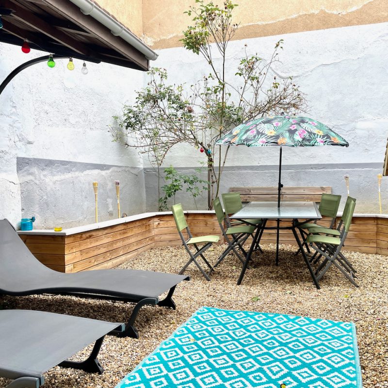 Appart hotel Tarare airbnb jardin chambres (1)